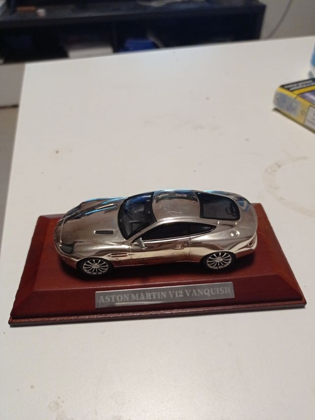 aston Martín v12 vanquish plateado