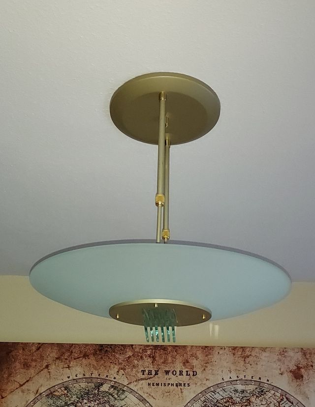 Lámpara de techo dorada y cristal