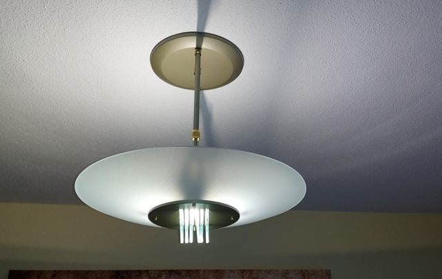 Lámpara de techo dorada y cristal