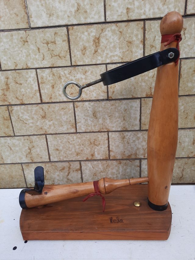 Jamonero con bolo y cachi.