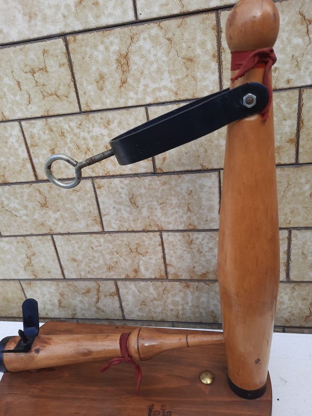 Jamonero con bolo y cachi.