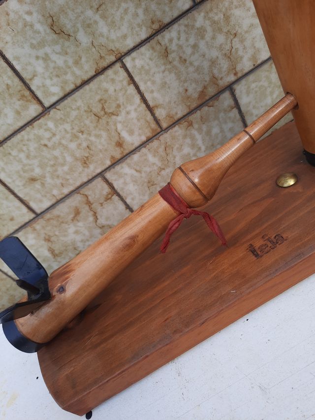 Jamonero con bolo y cachi.