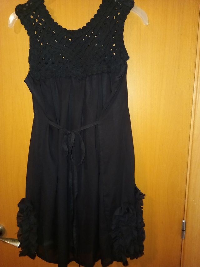 Vestido negro corto sin mangas