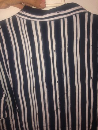 Camisa de rayas azul y blanca