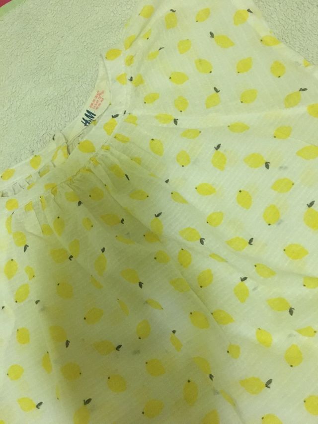 blusa blanca con limones HYM