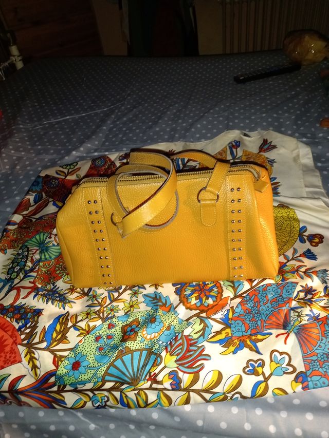 Bolso de piel autentica, color camel.