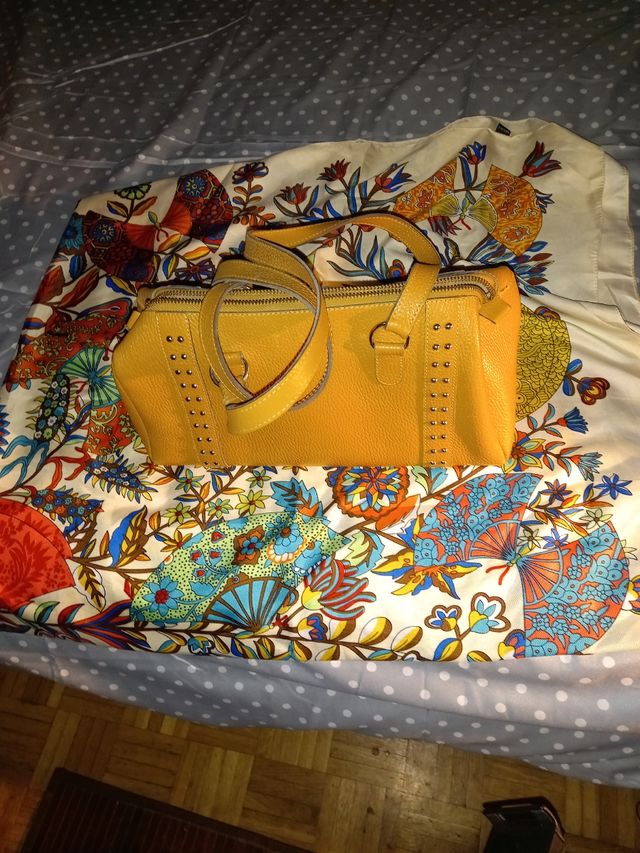 Bolso de piel autentica, color camel.