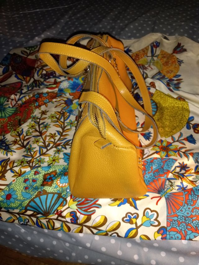 Bolso de piel autentica, color camel.