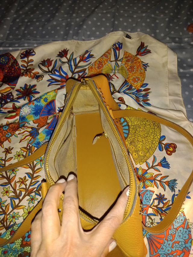 Bolso de piel autentica, color camel.