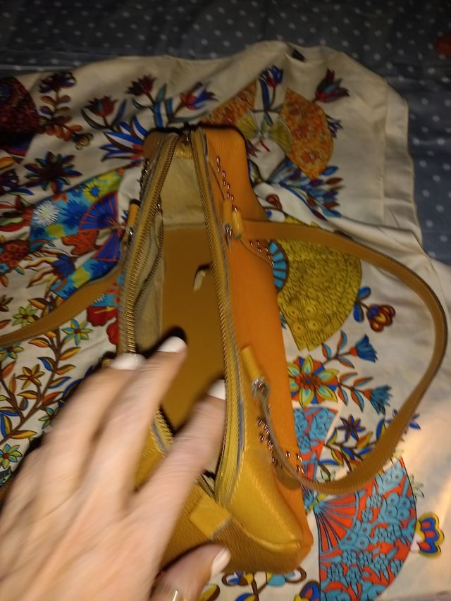 Bolso de piel autentica, color camel.