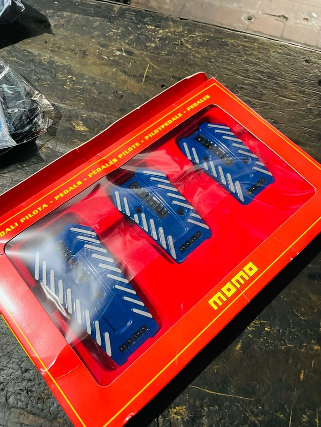 Pedales Momo de aluminio en color azul para coche.