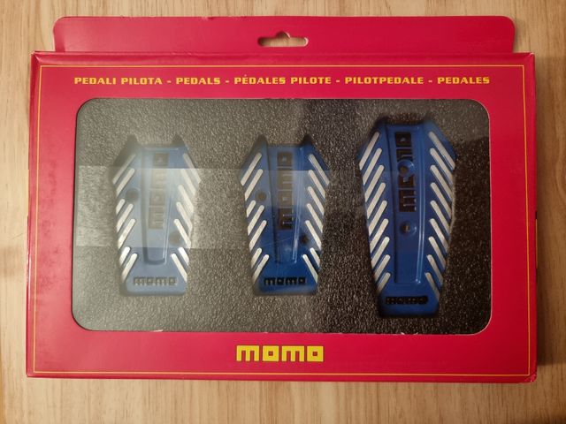 Pedales Momo de aluminio en color azul para coche.