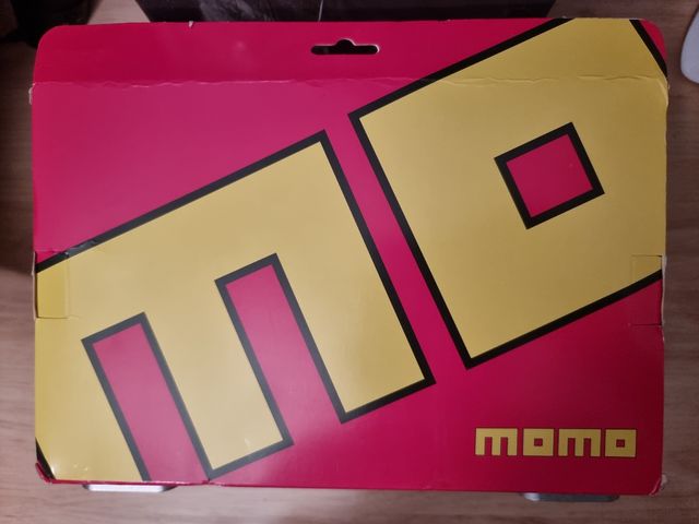 Pedales Momo de aluminio en color azul para coche.