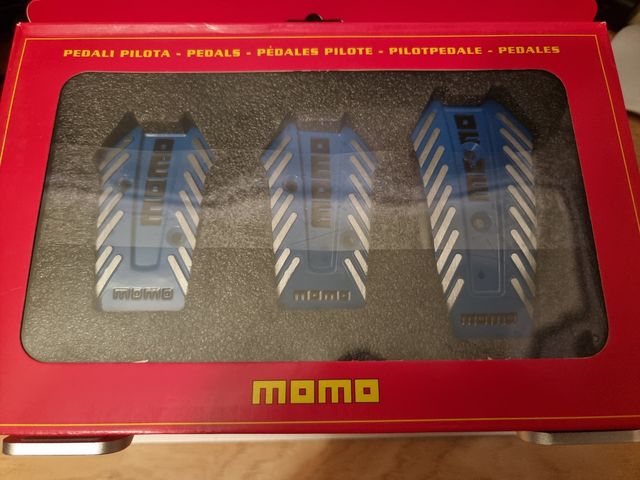 Pedales Momo de aluminio en color azul para coche.