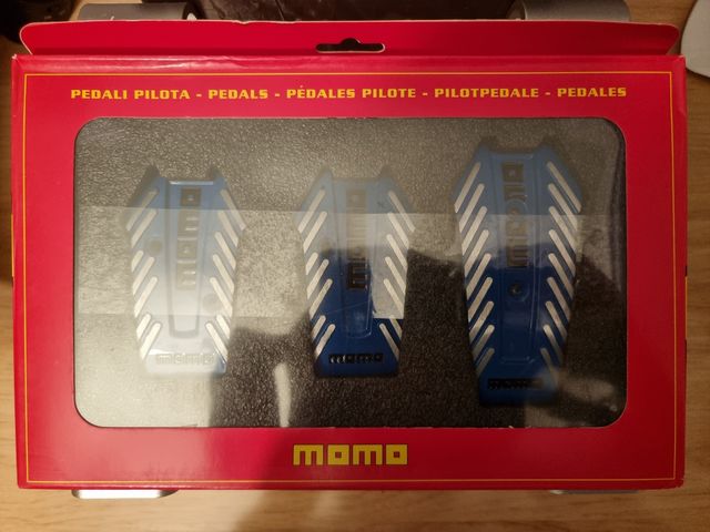 Pedales Momo de aluminio en color azul para coche.