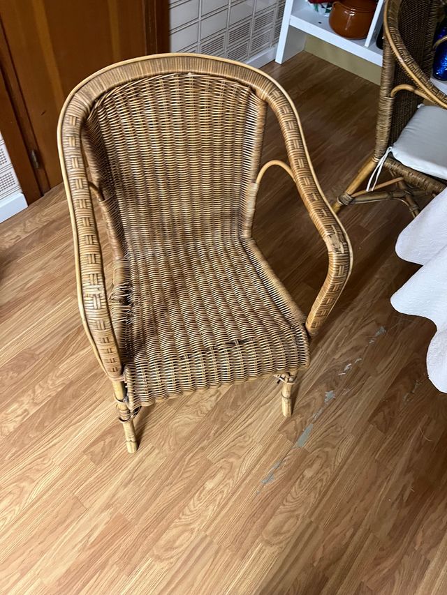 Sillas de mimbre y sillon con mesita
