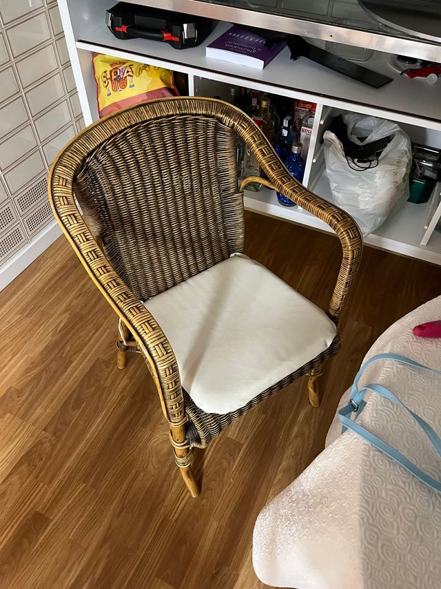 Sillas de mimbre y sillon con mesita