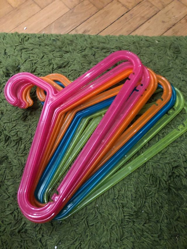 8 perchas infantiles