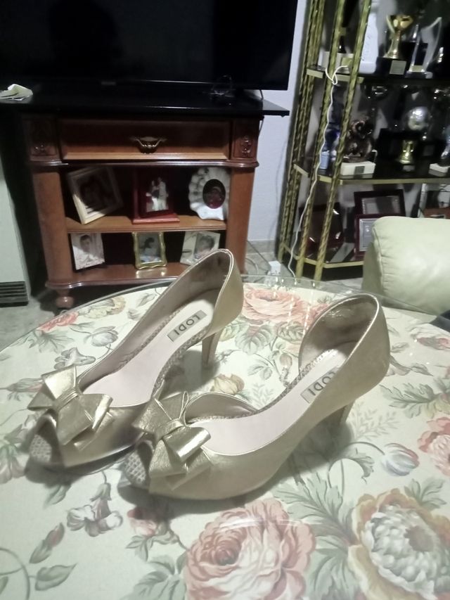 Bonitos y elegantes zapatos de mujer