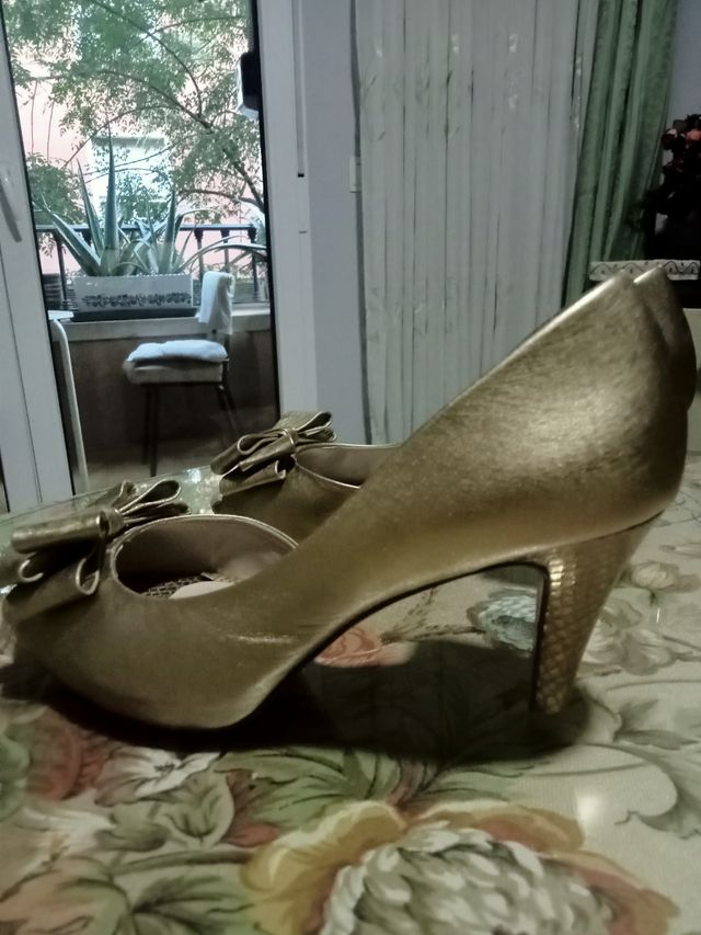 Bonitos y elegantes zapatos de mujer
