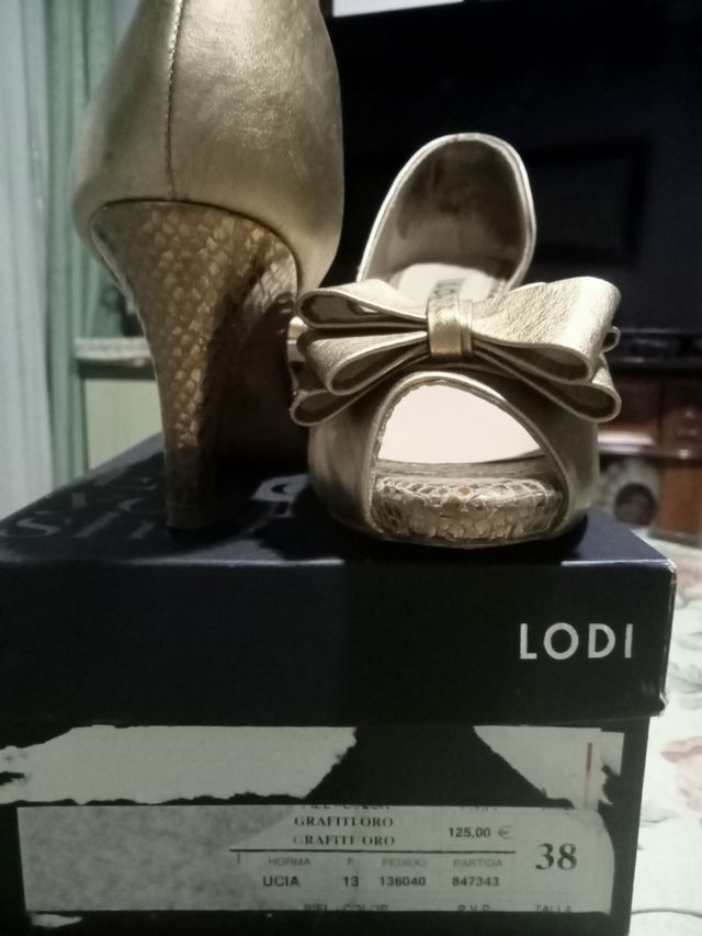 Bonitos y elegantes zapatos de mujer