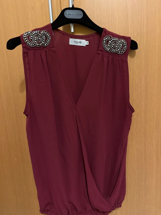 Blusa granate con decoracion