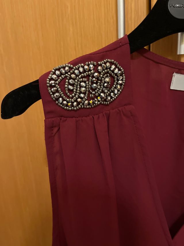 Blusa granate con decoracion