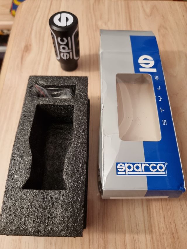 Pomo de cambio de marchas Sparco.Negro y blanco.