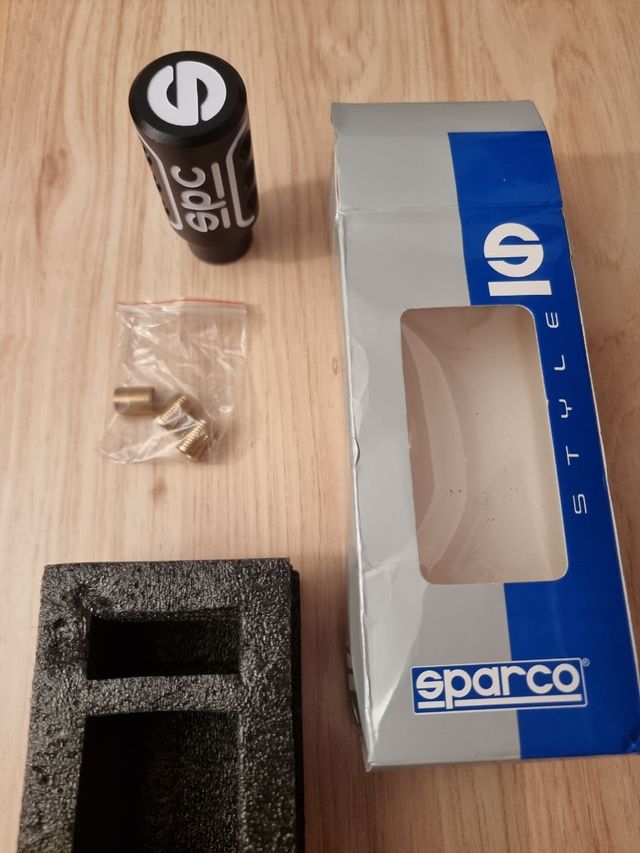 Pomo de cambio de marchas Sparco.Negro y blanco.