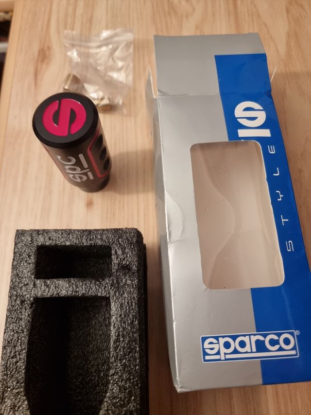 Pomo cambio de marchas Sparco.Negro,rojo y blanco.