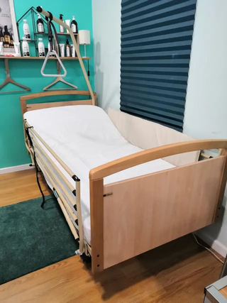 Cama articulada con carro elevador y barandillas