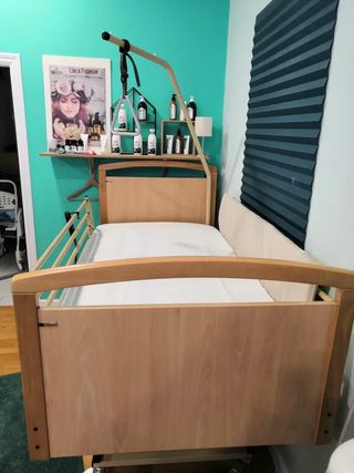 Cama articulada con carro elevador y barandillas