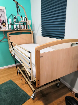 Cama articulada con carro elevador y barandillas