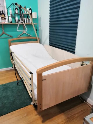 Cama articulada con carro elevador y barandillas .