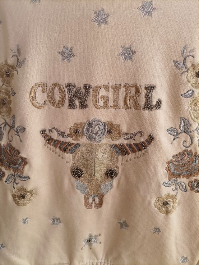 SUDADERA NIÑA CON PEDRERÍA Y BORDADOS