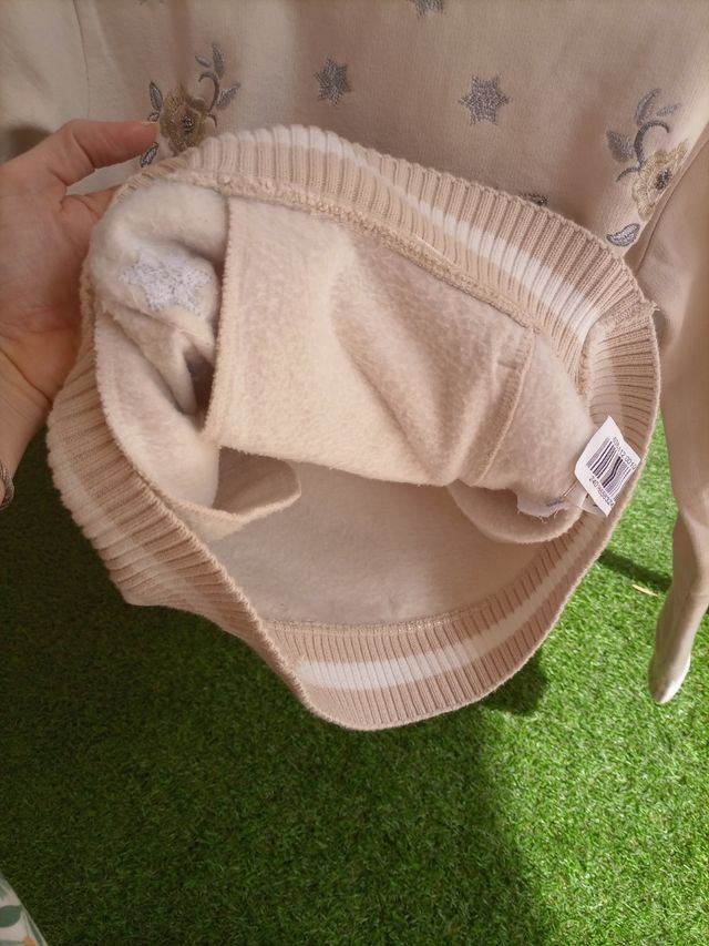 SUDADERA NIÑA CON PEDRERÍA Y BORDADOS