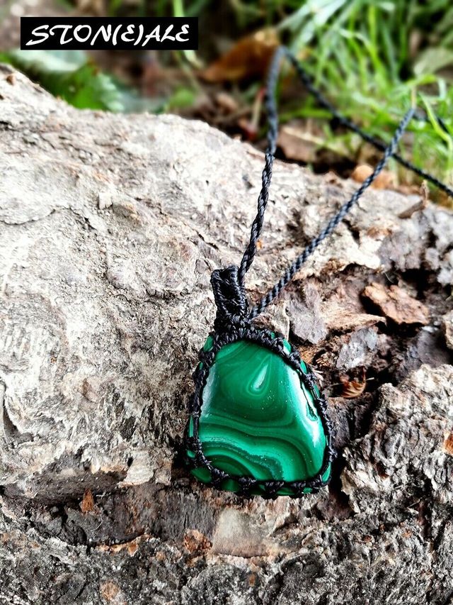 Collana con ciondolo in macrame con malachite