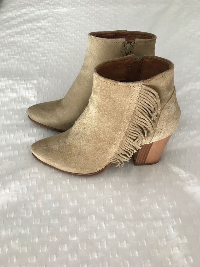 Botín de ante y flecos. Camel. 37. Con cremallera