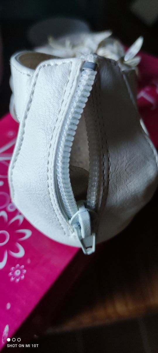 sandalias blancas niña