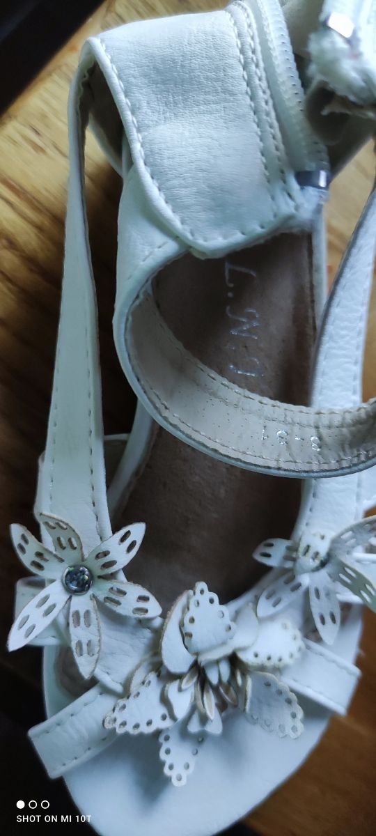 sandalias blancas niña