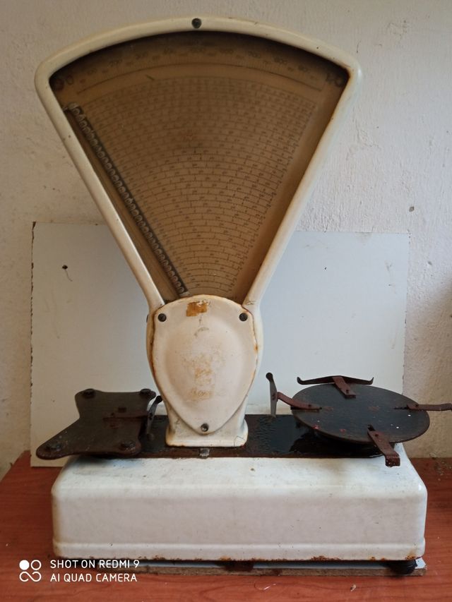 Antiguo peso ,ferretería,cosas,viejas,