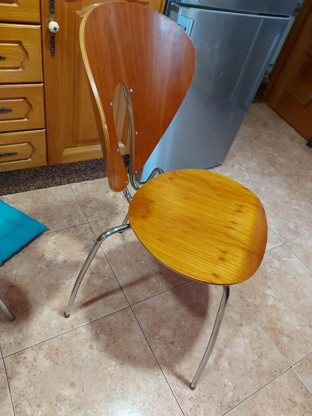3 sillas de madera con diseño