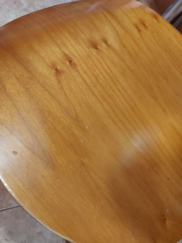 3 sillas de madera con diseño