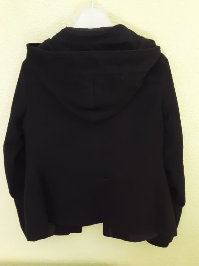 Abrigo negro de botones de Stradivarius