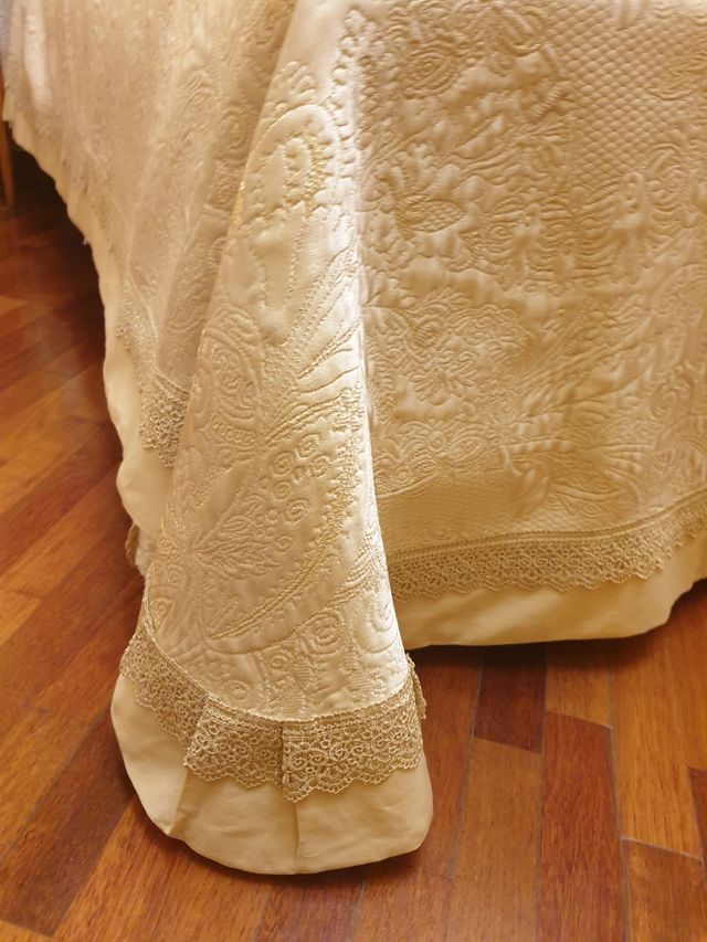 Copriletto matrimoniale beige con pizzo