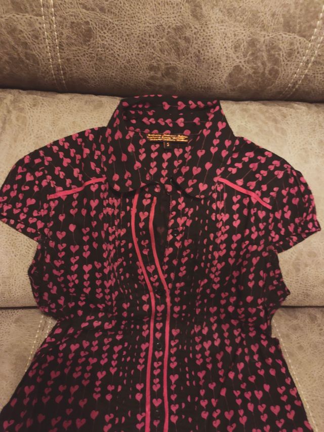 Camisa negra y fucsia de corazones