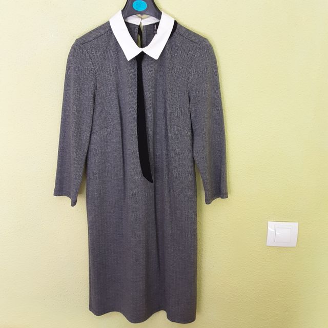 Vestido gris de Stradivarius