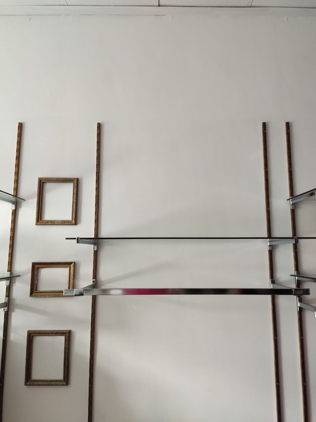 estanterías cristal para negocio o vestidor.