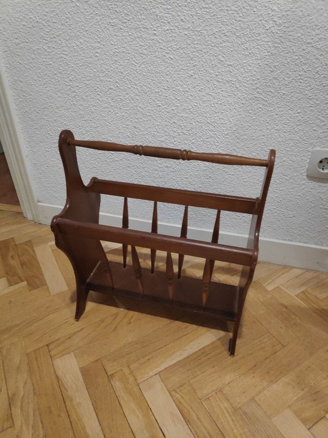 Precioso revistero de madera
