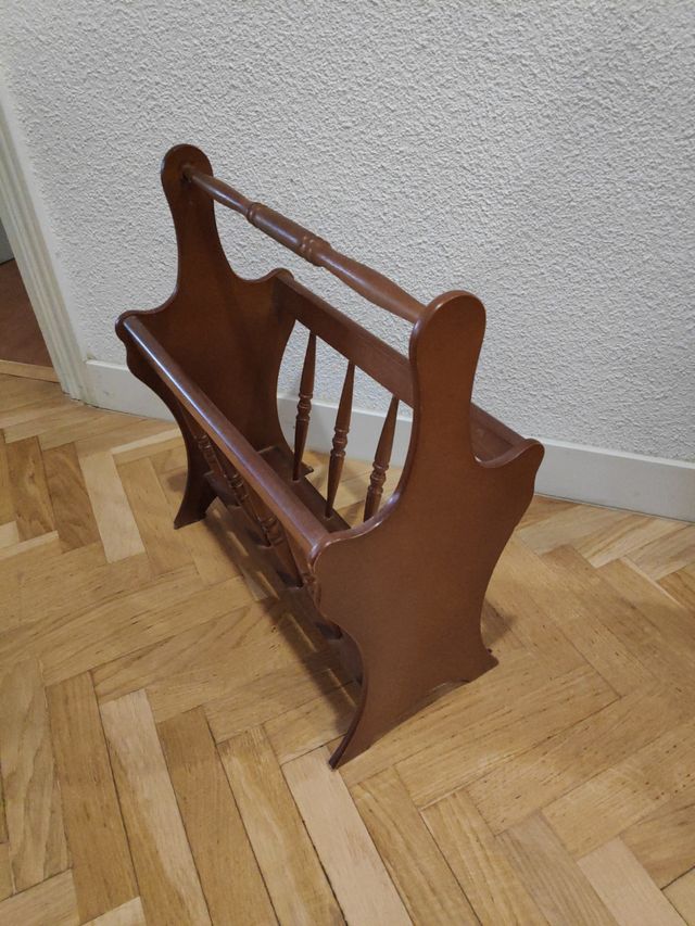 Precioso revistero de madera
